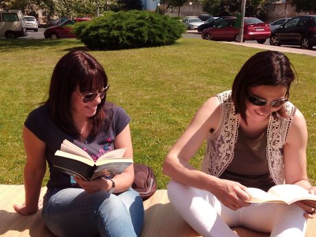 Dos alumnas de la Universidad de La Rioja disfrutando de la lectura en el jardín. Logroño, 03-06-2015